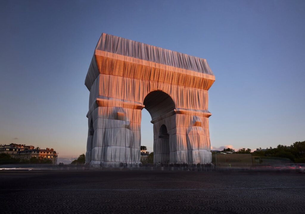 Arco do Triundo embrulhado.