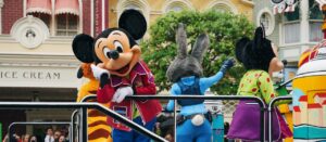 Personagens da Disney olhando para a câmera.