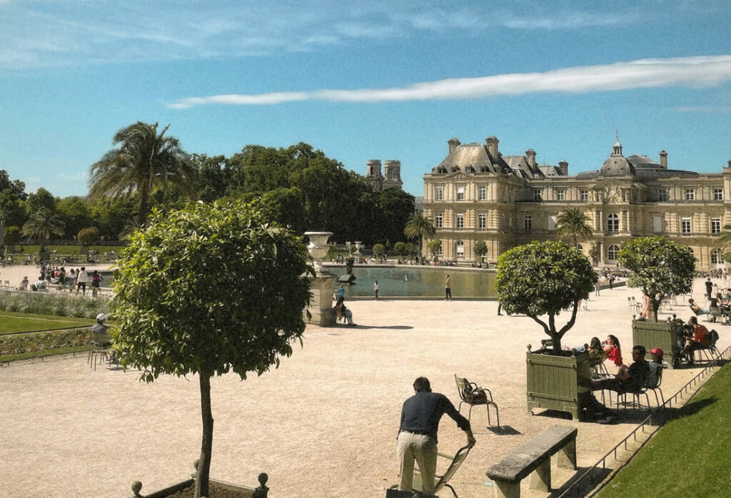 Pessoas em cadeiras no Jardim de Luxemburgo.