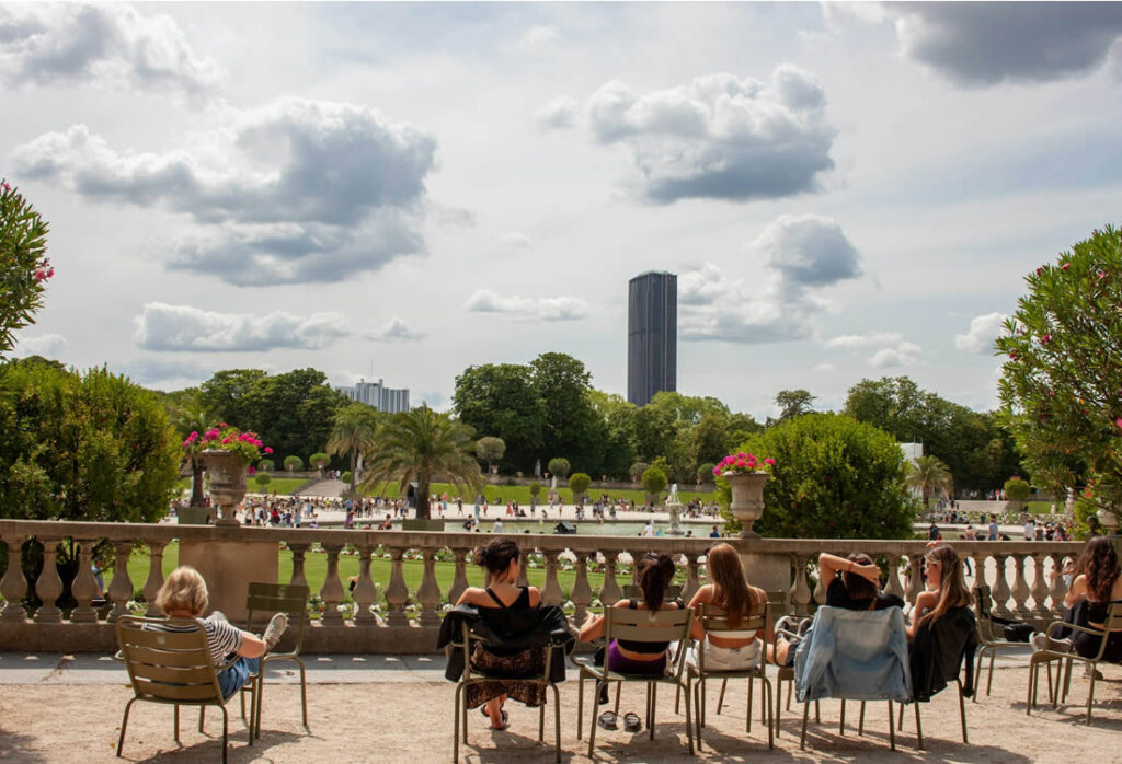 Pessoas sentadas ao sol, frança. Jardim de Luxemburgo.