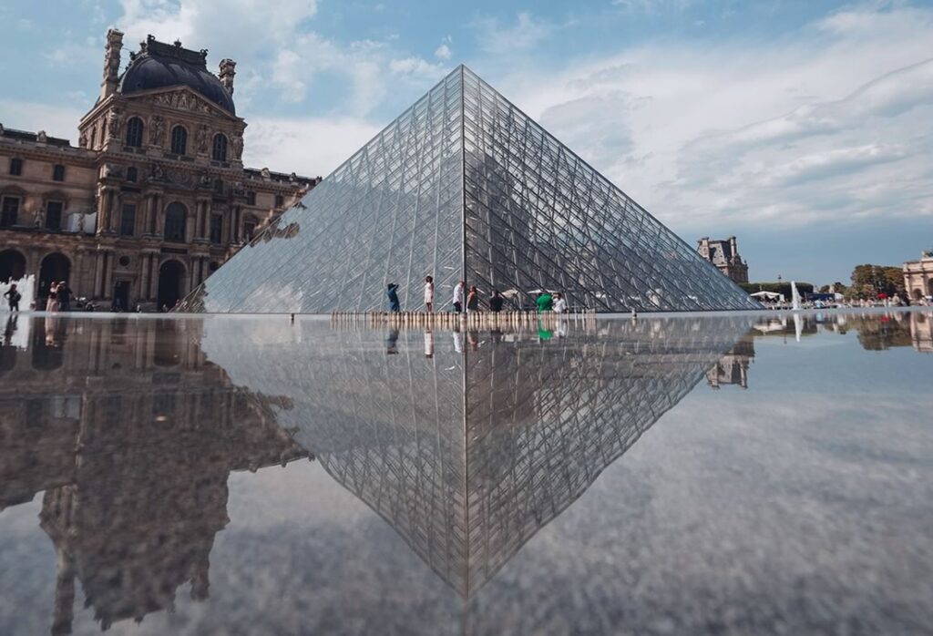 Museu do Louvre, foto mostra a pirâmide de vidro.