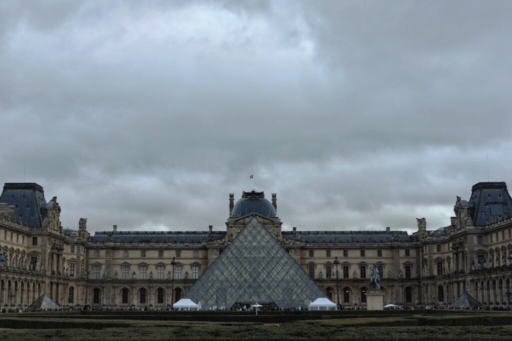 Museu do Louvre, foto em dia nublado. 