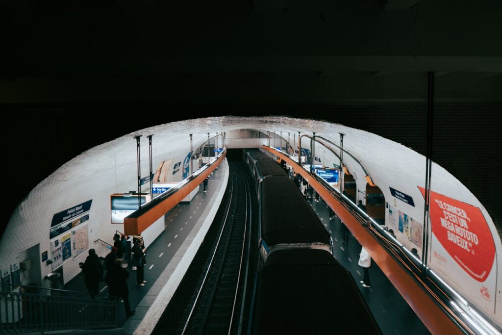 Mostra o metrô de Paris, visto por um espelho redorndo.