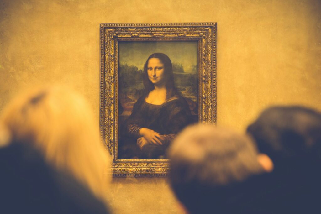 Pessoas observando o quadro da Mona Lisa no Louvre.