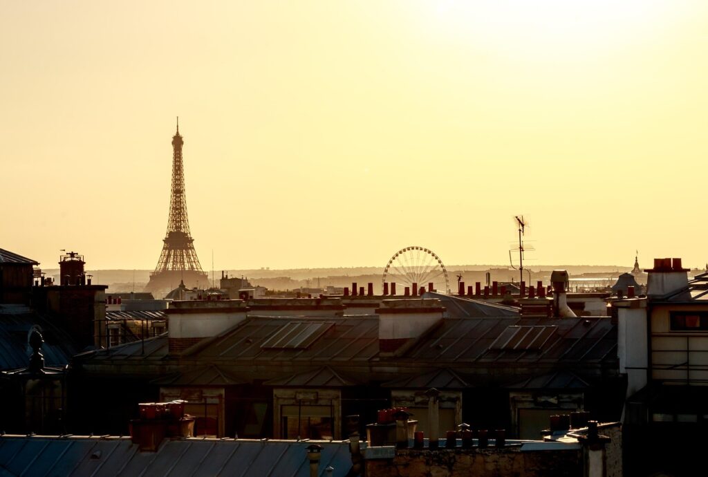 Foto cidade de Paris, Torre Eiffel ao fundo.
