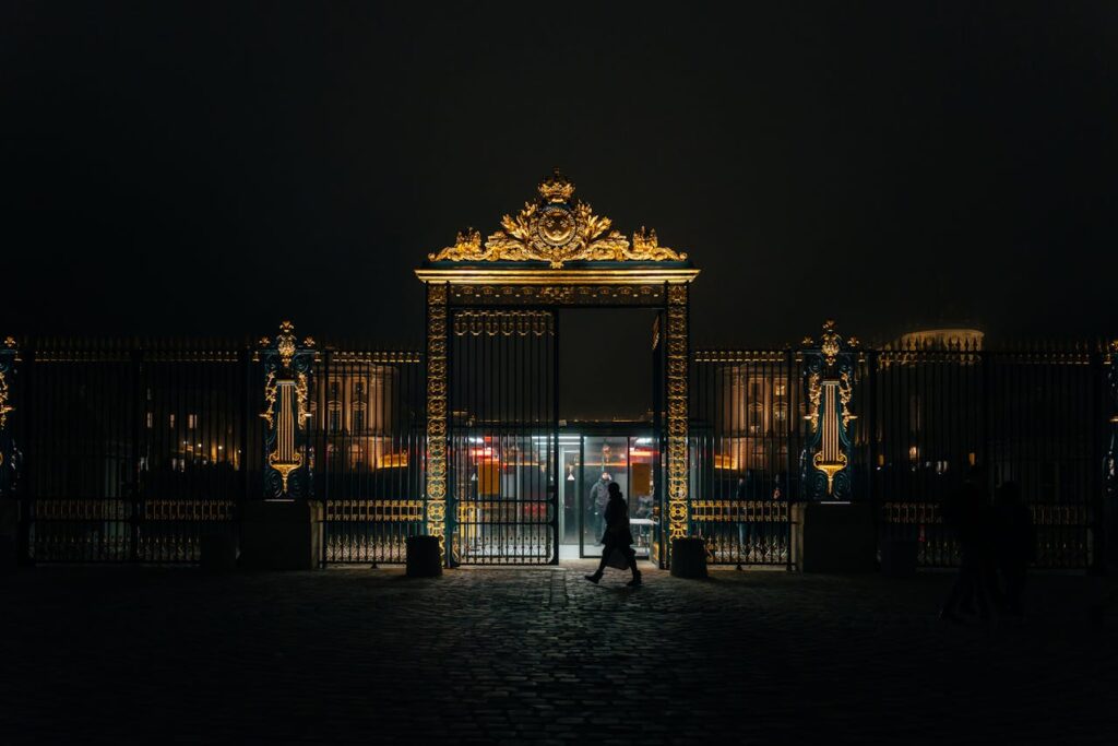 Portão do Palácio de Versalhes, foto noturna.