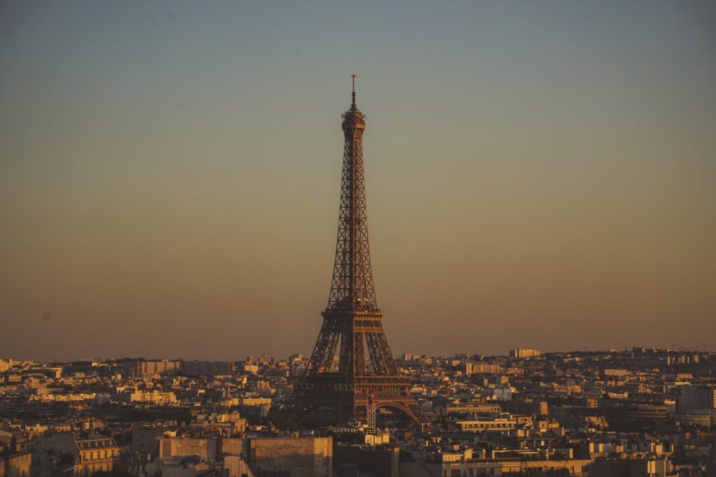 Torre Effel, foto tirada em fim de tarde.
