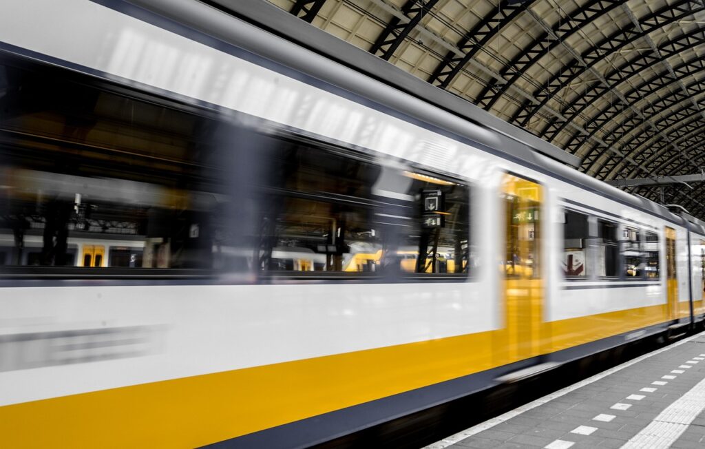 Foto de Trem passando rápido.