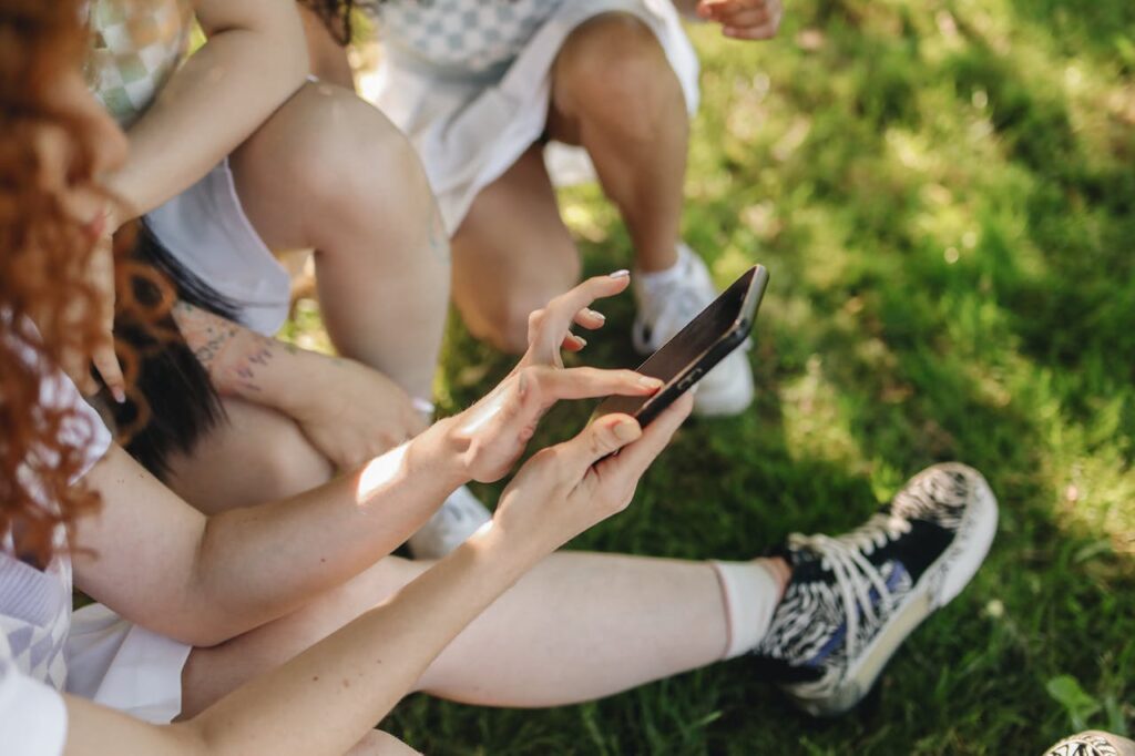 Pessoas usando o celular.