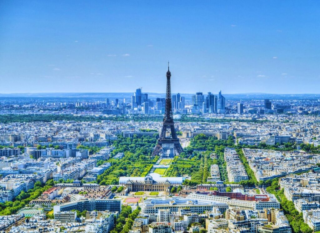 Torre Eiffel e Jardins vistos a distância.