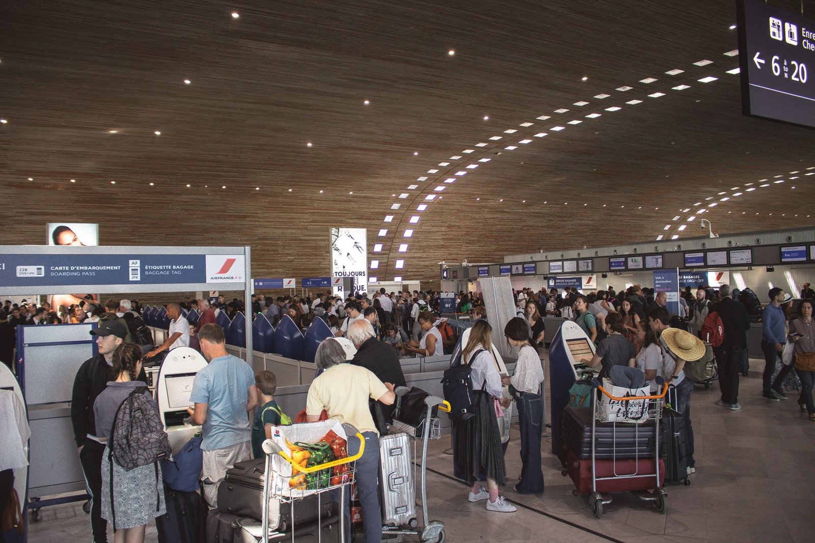 Aeroporto Charles de Gaulle: como ir até o centro de Paris 2 Plataforma de trem em estação de transporte