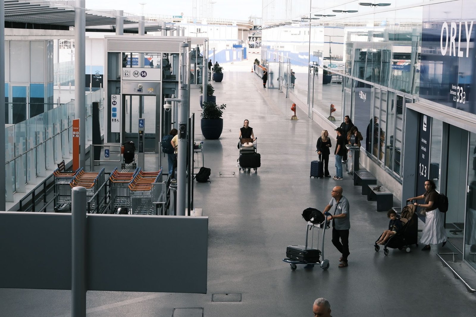Aeroporto Charles de Gaulle: como ir até o centro de Paris 3 Sinalizações e estrutura moderna de aeroporto