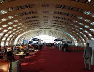 Interior de terminal de aeroporto moderno