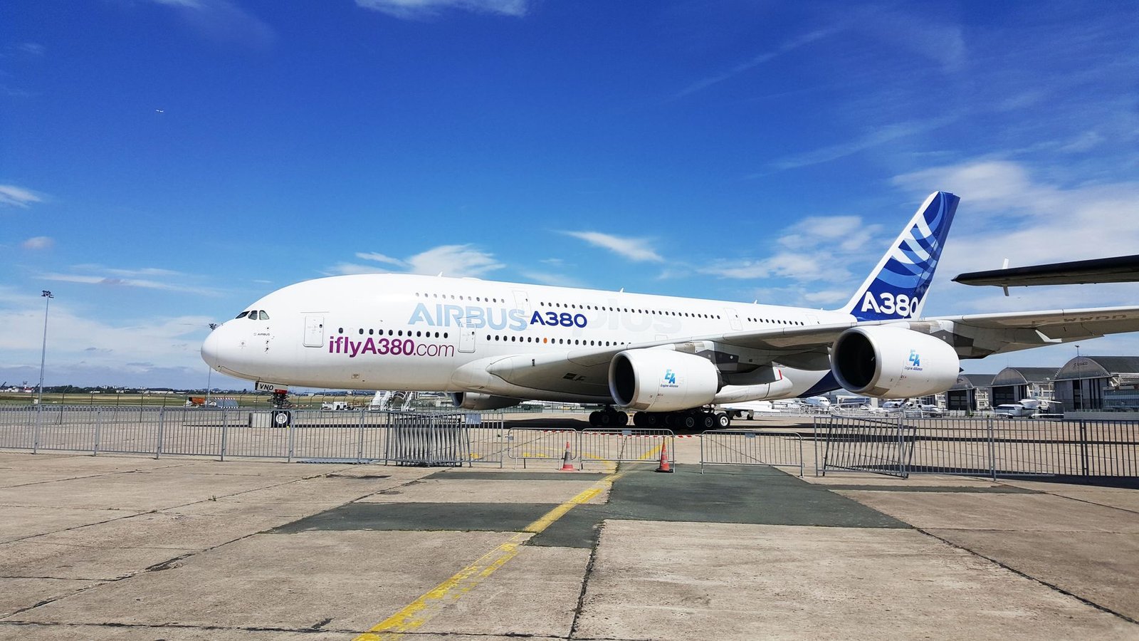 Aeroporto Charles de Gaulle: como ir até o centro de Paris 4 Taxi típico de Paris e rua da cidade