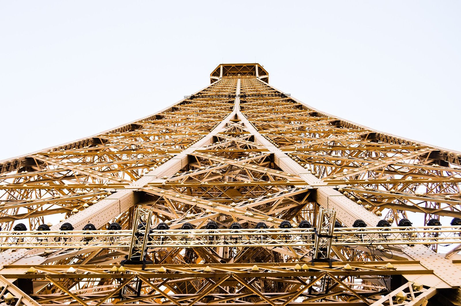 Roteiro de 7 Dias em Paris: dia a dia completo 3 Cena de rua em Paris com arquitetura clássica