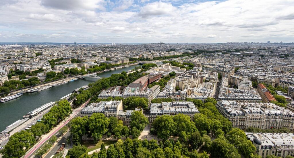Pisos de la Torre Eiffel: qué ver en el 1.º, 2.º y en la Cima 11 Vista aérea de Paris com a Torre Eiffel e o Rio Sena