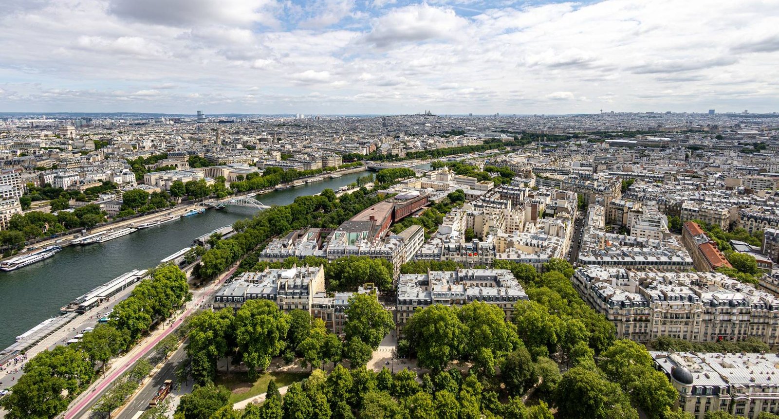 Pisos de la Torre Eiffel: qué ver en el 1.º, 2.º y en la Cima 1 Vista aérea de París con la Torre Eiffel y el río Sena