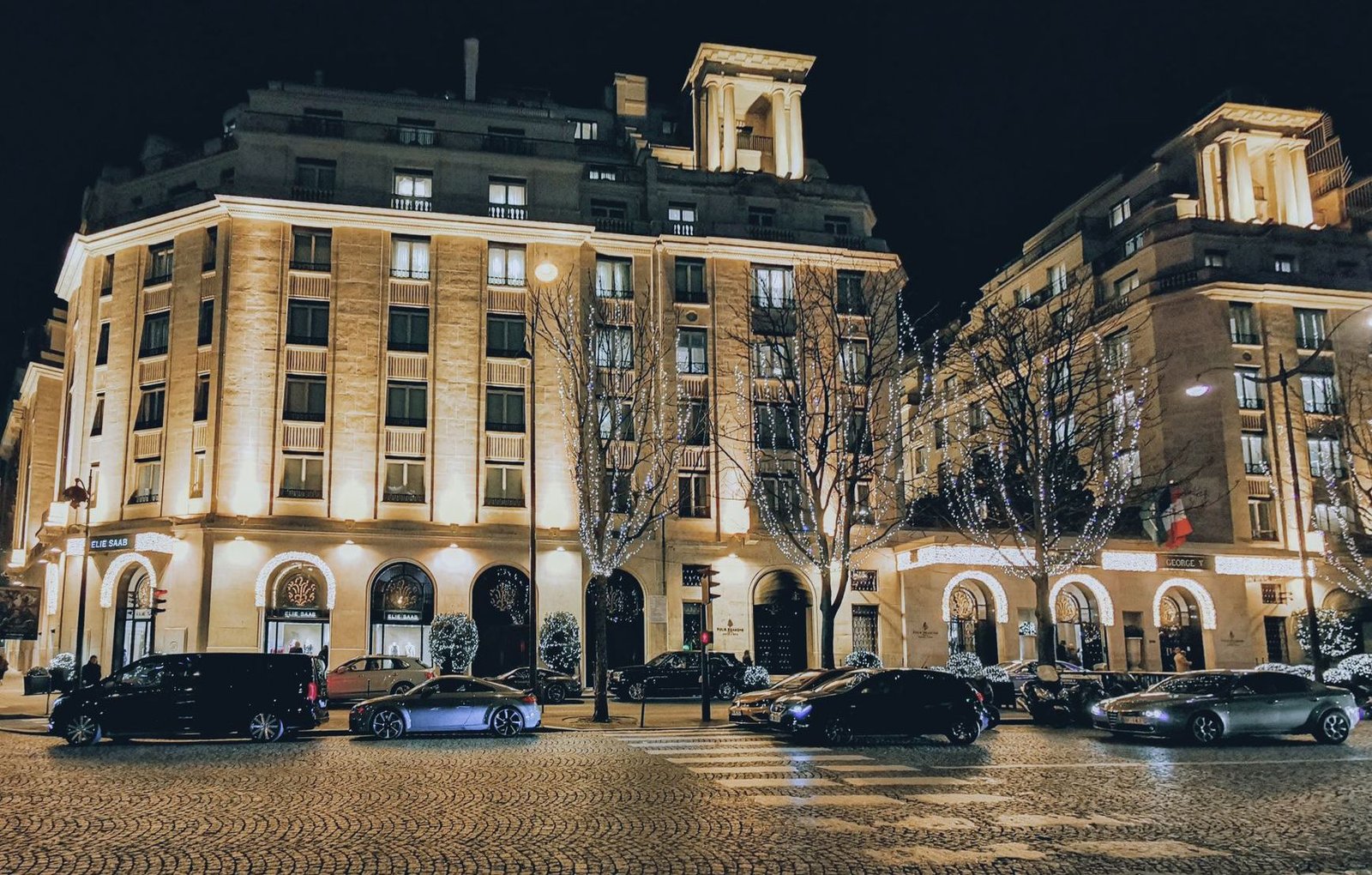 Avenue Montaigne: Roteiro de Compras de Luxo em Paris 3 Fachada de hotel elegante com árvores na Avenue Montaigne em Paris