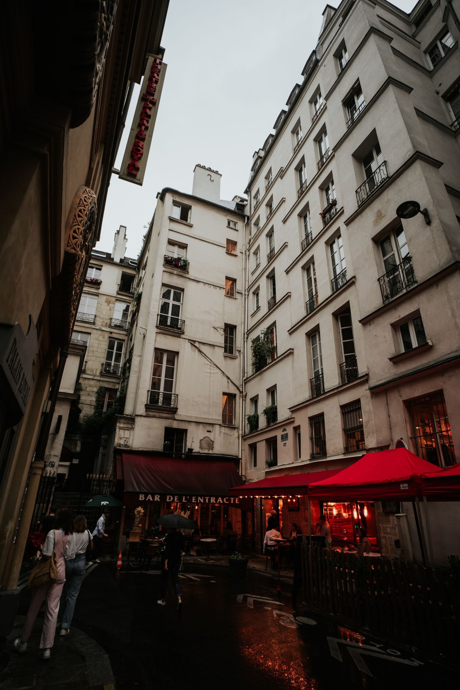 Bairro Latino de Paris: História, Sorbonne e a Paris Mais Boêmia 2 Café parisiense típico com mesas na calçada no Bairro Latino