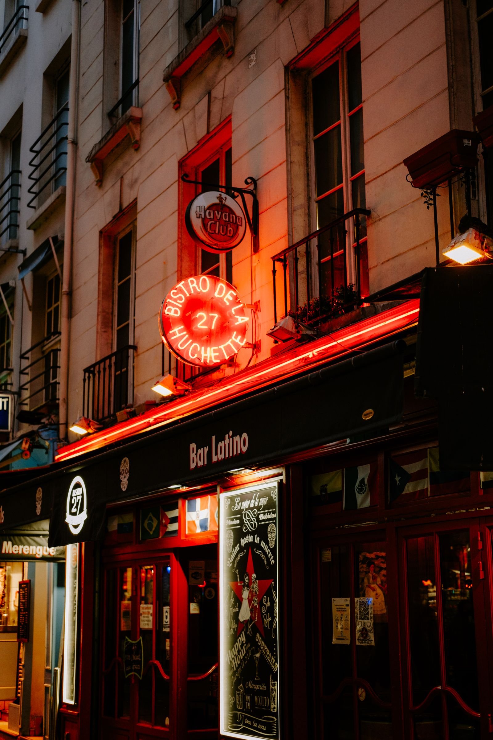 Bairro Latino de Paris: História, Sorbonne e a Paris Mais Boêmia 3 Rua de la Huchette iluminada à noite, com restaurantes e letreiros coloridos no Bairro Latino