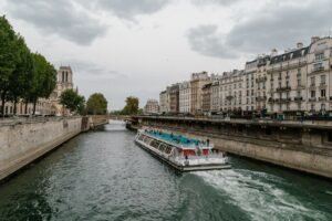 Barco de turismo navegando no Sena perto de Notre-Dame