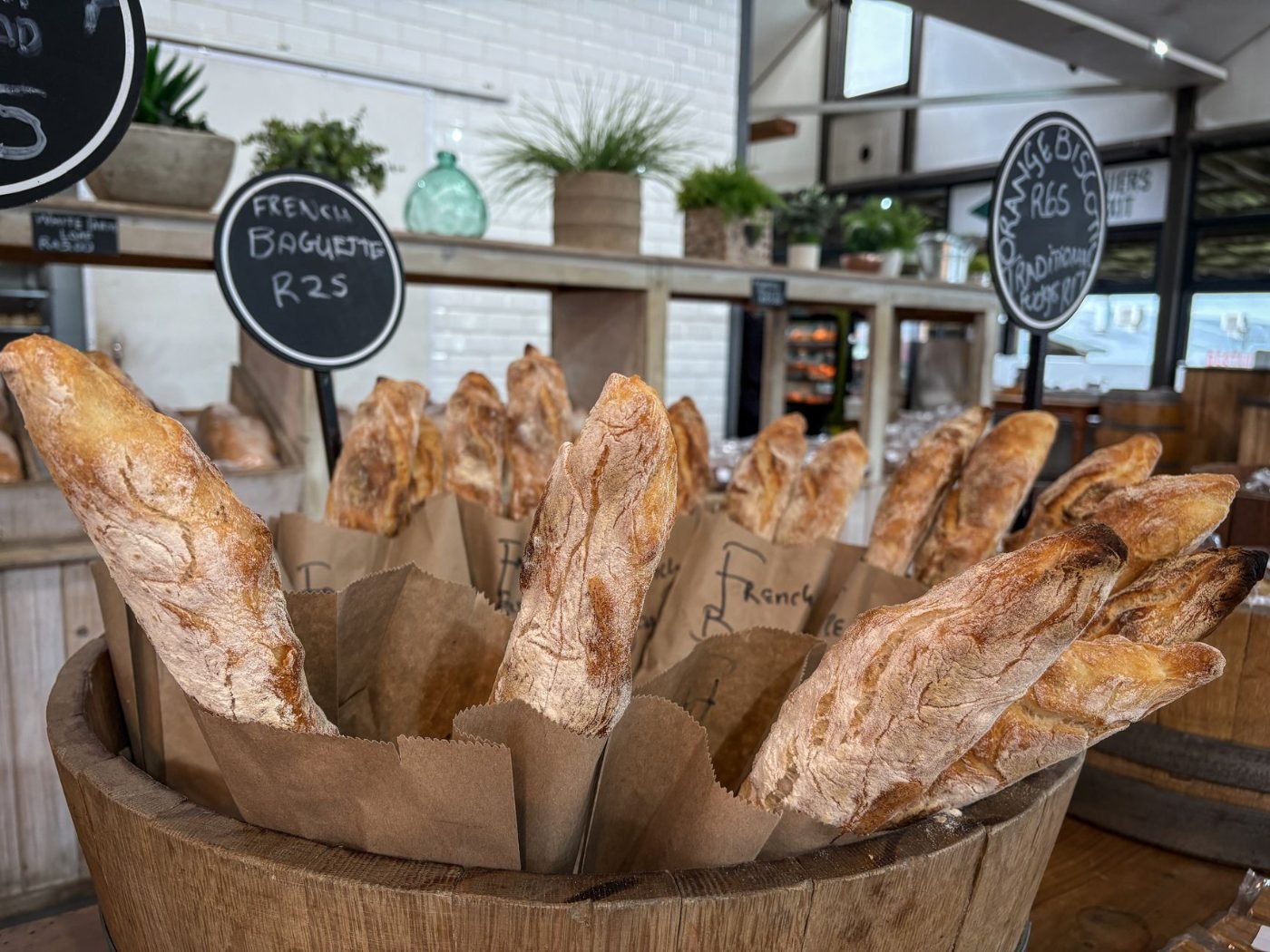 Restaurantes Baratos em Paris: onde comer bem gastando pouco 2 Baguetes artesanais expostas numa boulangerie parisiense