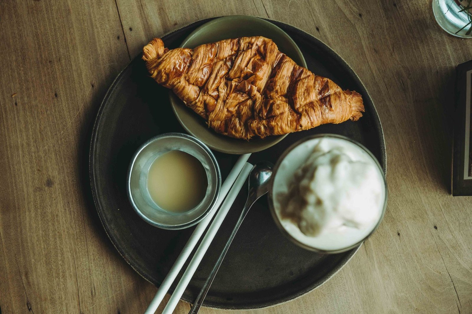 Onde Comer o Melhor Croissant de Paris: Padarias Premiadas 3 Café da manhã parisiense com croissant dourado e café expresso em mesa de café