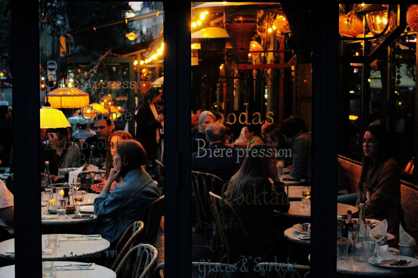 Jantar na Torre Eiffel: Vale a Pena, Quanto Custa e Como Reservar 3 Pessoas apreciando café em restaurante parisiense