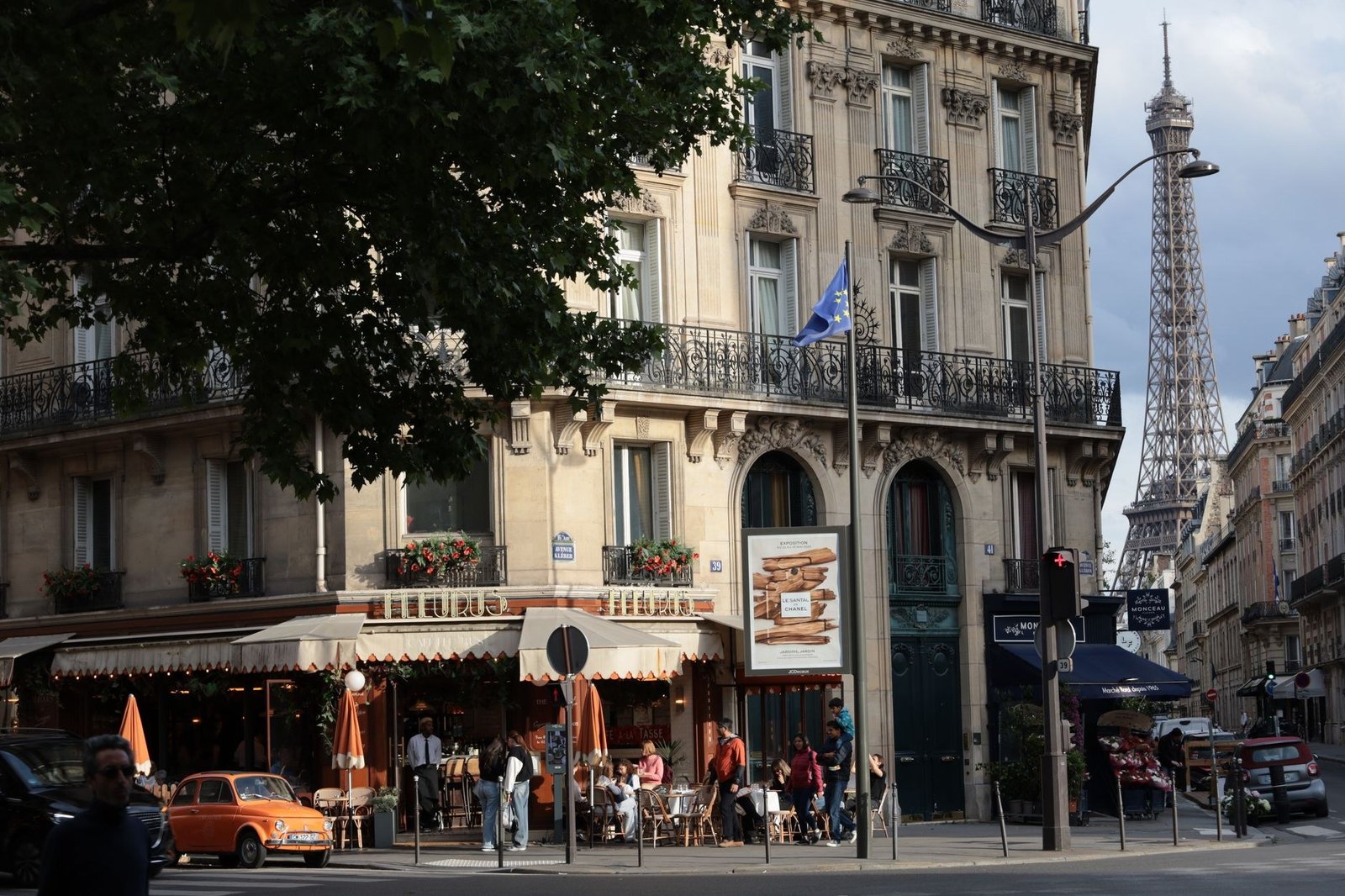 Jantar na Torre Eiffel: Vale a Pena, Quanto Custa e Como Reservar 2 Café charmoso em Paris com vista da Torre Eiffel
