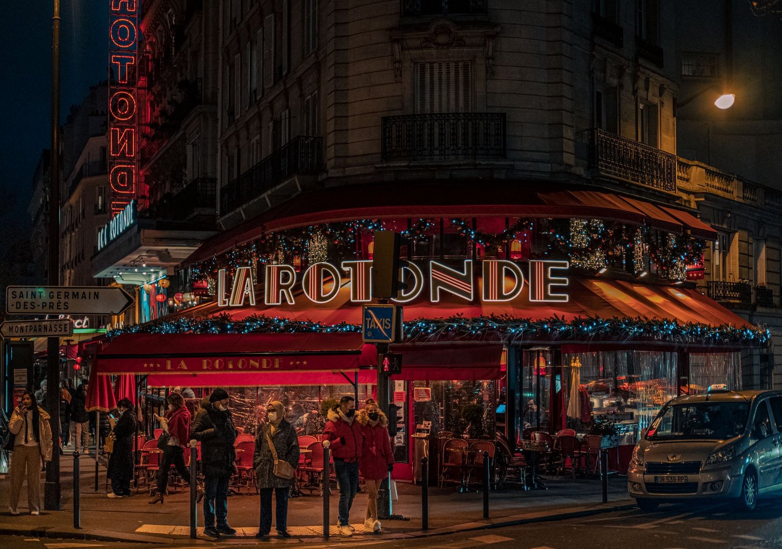 Onde se Hospedar em Paris: Guia por Bairro para Turistas 1 Café histórico em Saint-Germain-des-Prés, bairro elegante para se hospedar em Paris
