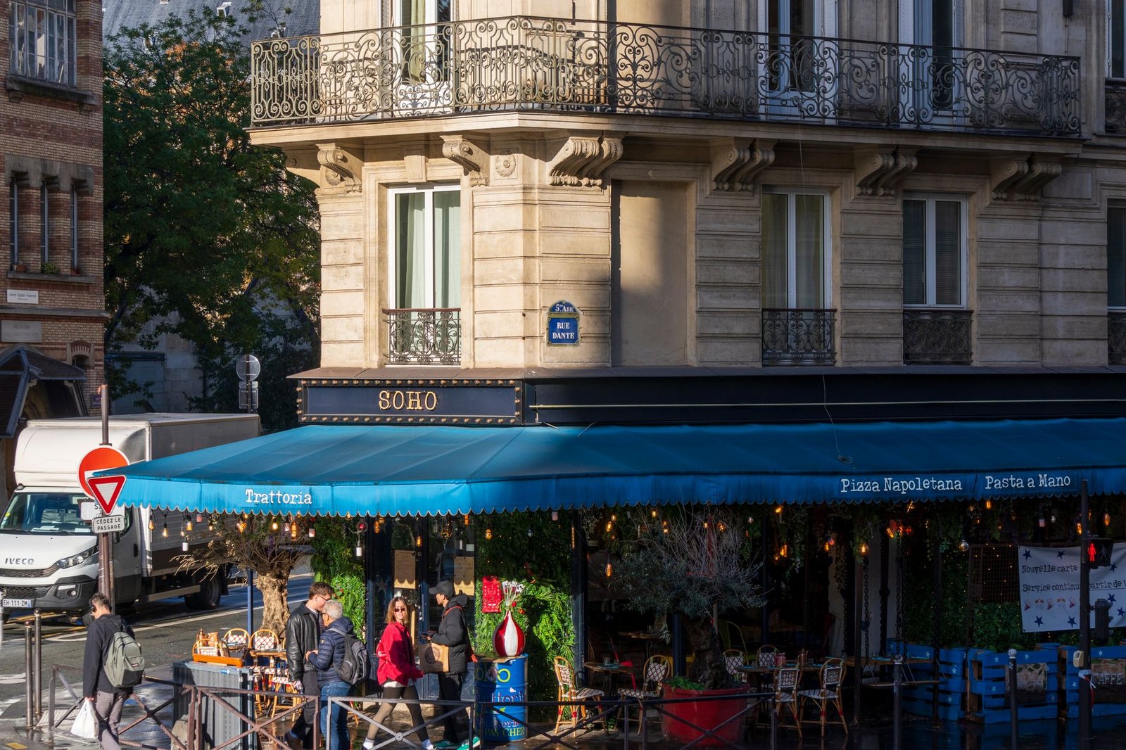 Le Marais LGBTQIA+: o Bairro Gay de Paris 2 Terraço de café movimentado em rua de Paris