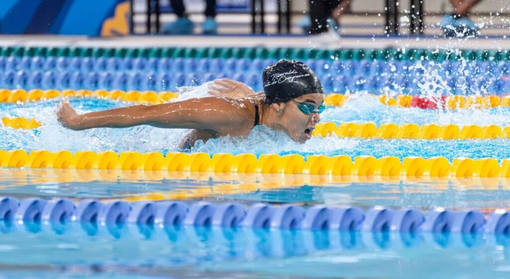 Campeonato Europeo de Natación París 2026: Guía Completa para Verlo en Vivo 9 Nadador em prova de borboleta no Campeonato Europeu de Natação Paris 2026