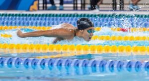 Nadador em prova de borboleta no Campeonato Europeu de Natação Paris 2026