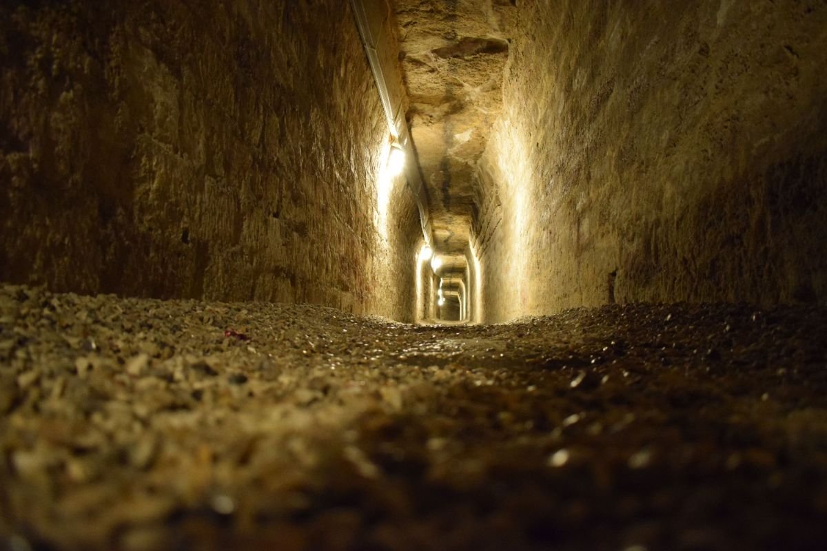 HOME 4 Túnel de pedra escuro e misterioso nas Catacumbas de Paris