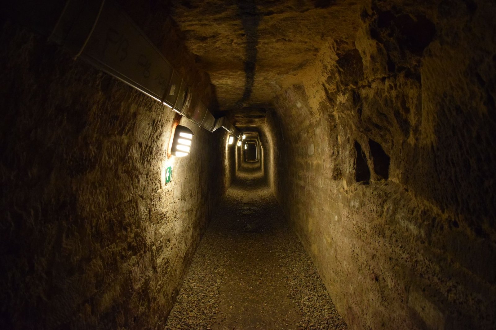 Catacumbas de Paris: Vale a Pena Visitar o Cemitério Subterrâneo? 2 Túnel misterioso e estreito nas Catacumbas de Paris