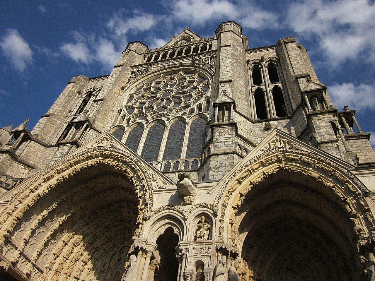 TGV: Viagens de Um Dia Saindo de Paris 3 Fachada medieval gótica da Catedral de Chartres com suas duas torres assimétricas