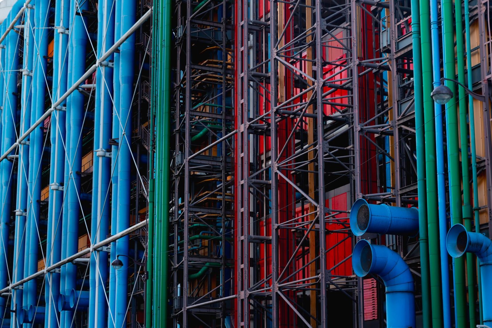 Centre Pompidou: o museu de arte moderna que divide opiniões em Paris 2 Estrutura metálica e tubos de cores vibrantes do Pompidou