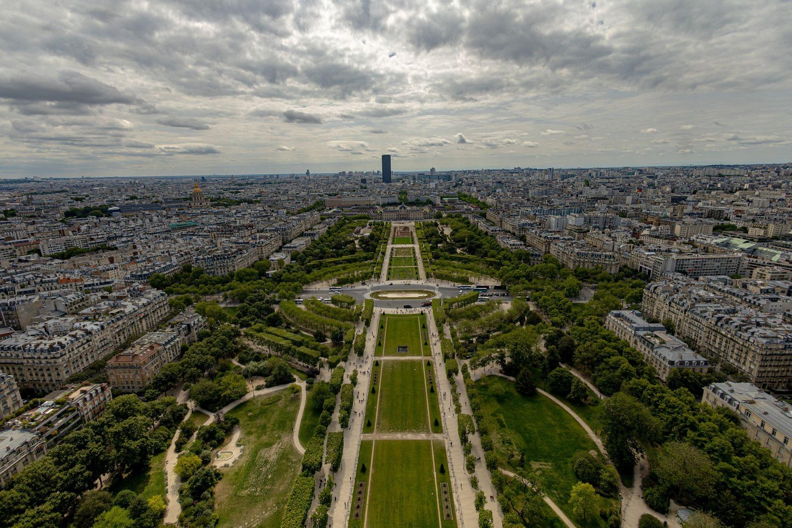 Sedes Olímpicas de Paris 2024: O Que Visitar Hoje 3 Vista aérea do Champ de Mars em Paris com a Torre Eiffel ao fundo