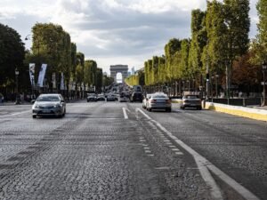 Avenida Champs-Élysées durante o dia