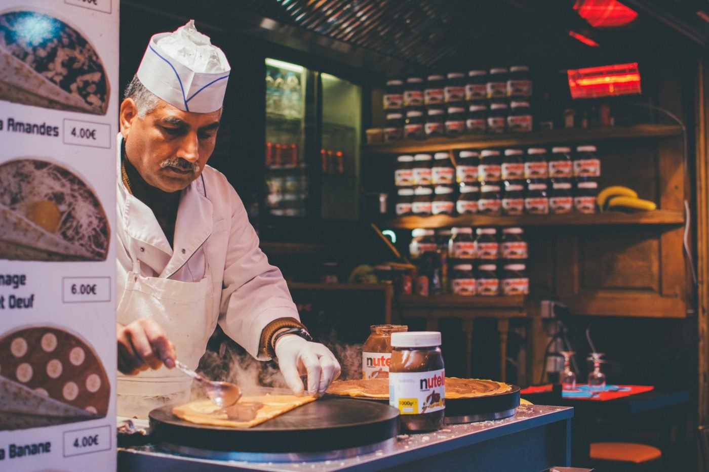 Restaurantes Baratos em Paris: onde comer bem gastando pouco 3 Chef preparando crepe numa creperia parisiense