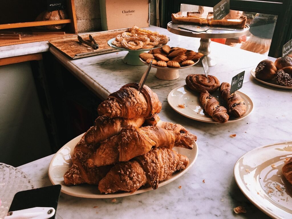 O que Comer em Paris: Guia da Gastronomia Francesa para Brasileiros 4 Croissants frescos em padaria parisiense, parte da gastronomia francesa