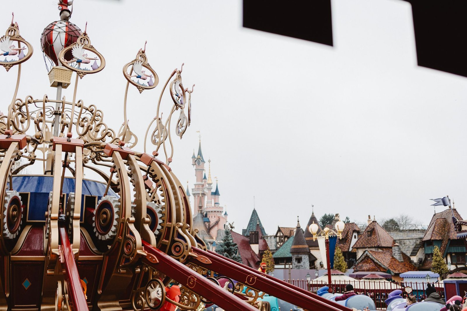 Disneyland Park vs. Walt Disney Studios: Qual Escolher 4 Atração temática de fantasia na Disneyland Paris