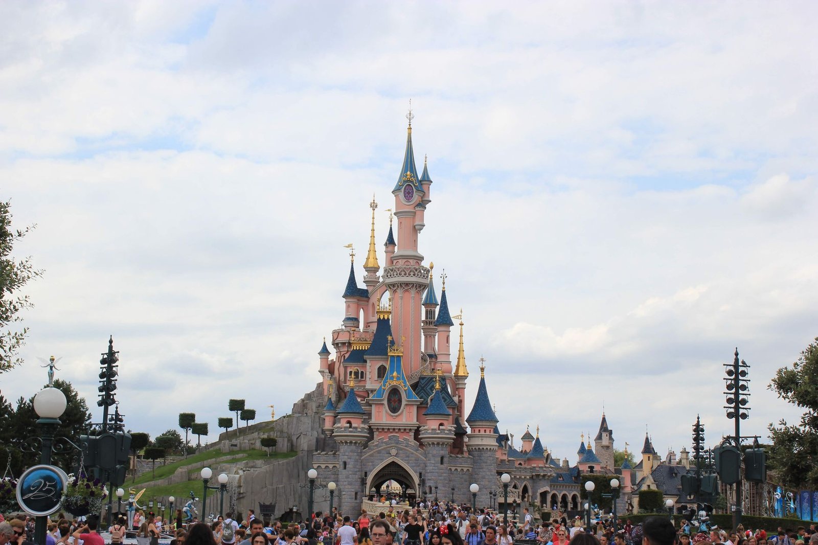 Disneyland Park vs. Walt Disney Studios: Qual Escolher 3 Castelo da Bela Adormecida na Disneyland Paris com multidão