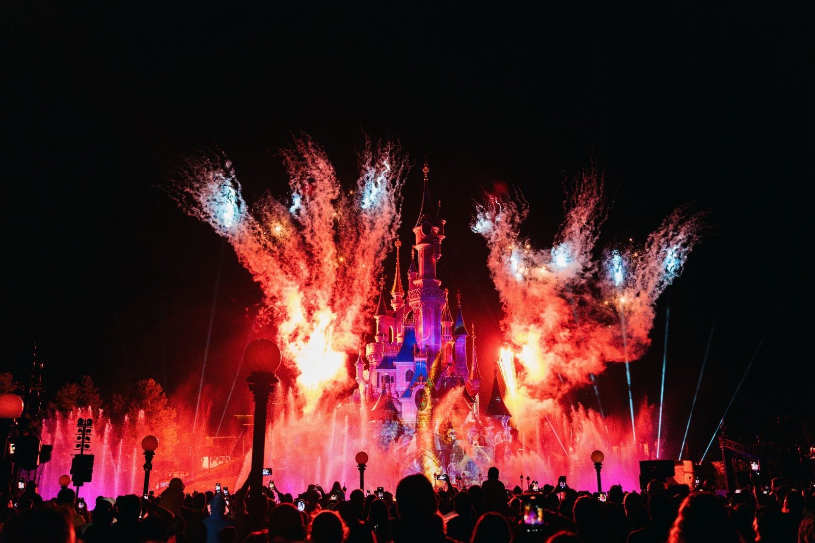 Disneyland Paris ou Parc Astérix: qual escolher? 2 Fogos de artifício espetaculares iluminando a noite no Disneyland Paris com o castelo ao fundo