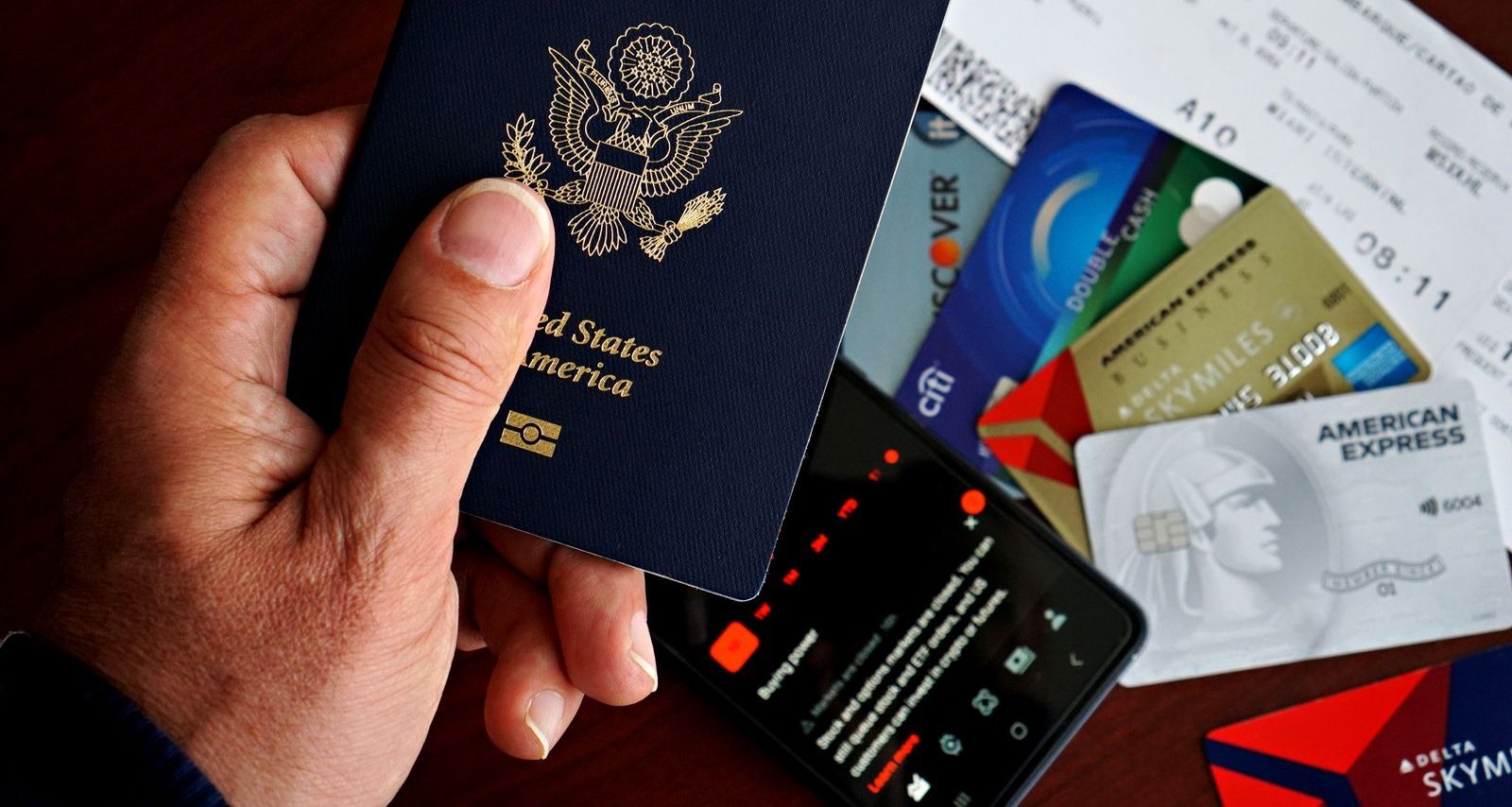 HOME 9 Passaporte e documentos de viagem sobre a mesa, organizando a viagem para a França