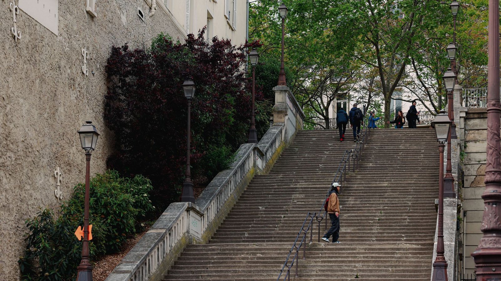 Itinerario a Pie por Montmartre: del Funicular al Sacré-Cœur 2 Escalinata de piedra subiendo la colina de Montmartre