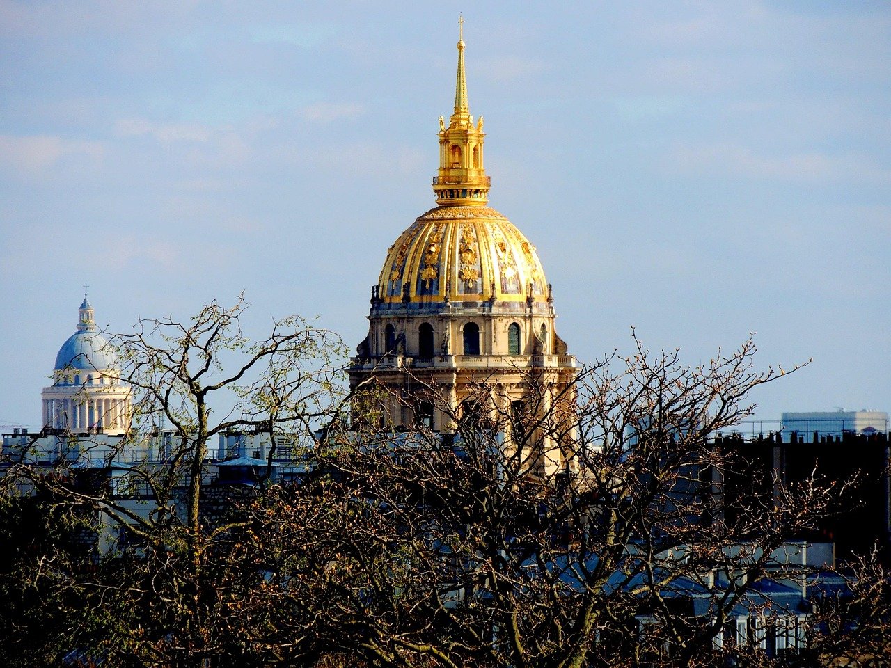 Les Invalides e o Túmulo de Napoleão: Guia Completo de Visita 2 Esplanade des Invalides em Paris com o gramado verde e a cúpula dourada ao fundo