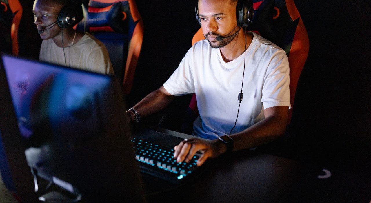 Esports World Cup París 2026: Guía Completa para Ver el Torneo de Videojuegos Más Grande del Mundo 1 Dos jóvenes jugadores profesionales en una intensa sesión de esports