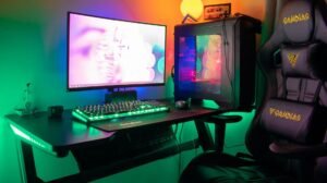 Setup de gaming colorido com PC, monitor e cadeira gamer com iluminação RGB vibrante