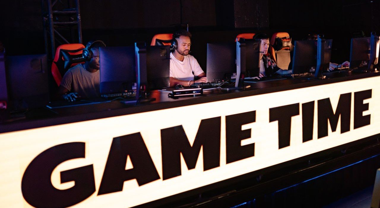 Esports World Cup París 2026: Guía Completa para Ver el Torneo de Videojuegos Más Grande del Mundo 2 Jugadores profesionales compitiendo en un torneo de esports en una gran arena